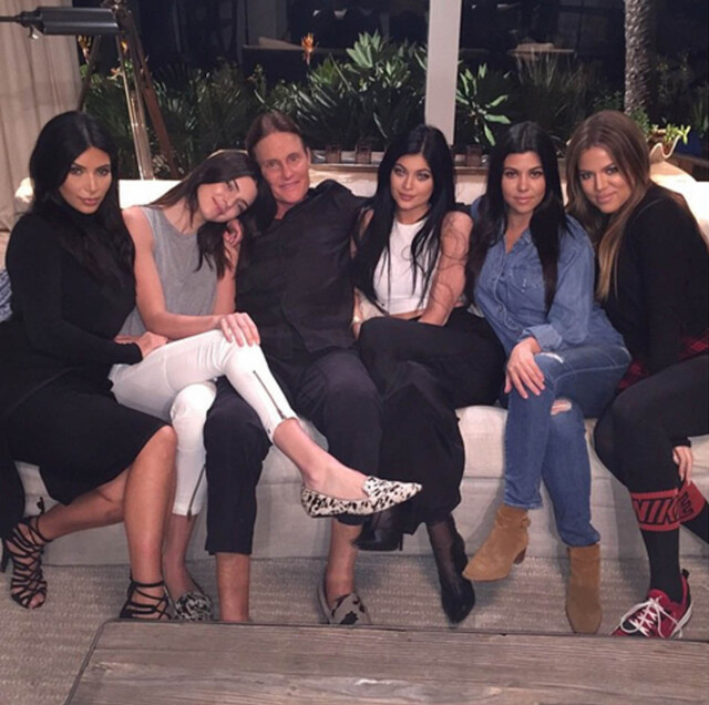 TETT KNYTTET FAMILIE: Søstrene (f.v) Kim, Kendall, Kylie, Kourtney og Khloe viser alle sin støtte til far og stefar, Bruce Jenner, som skal være i gang med å skifte kjønn. Foto: All Over Press TETT KNYTTET FAMILIE: Søstrene (f.v) Kim, Kendall, Kylie, Kourtney og Khloe viser alle sin støtte til far og stefar, Bruce Jenner, som skal være i gang med å skifte kjønn. Foto: All Over Press